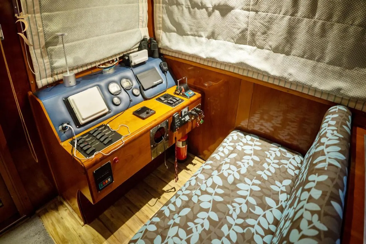 Апартаменты A Serene Getaway Loloa Pleasure Houseboat Абу-Даби