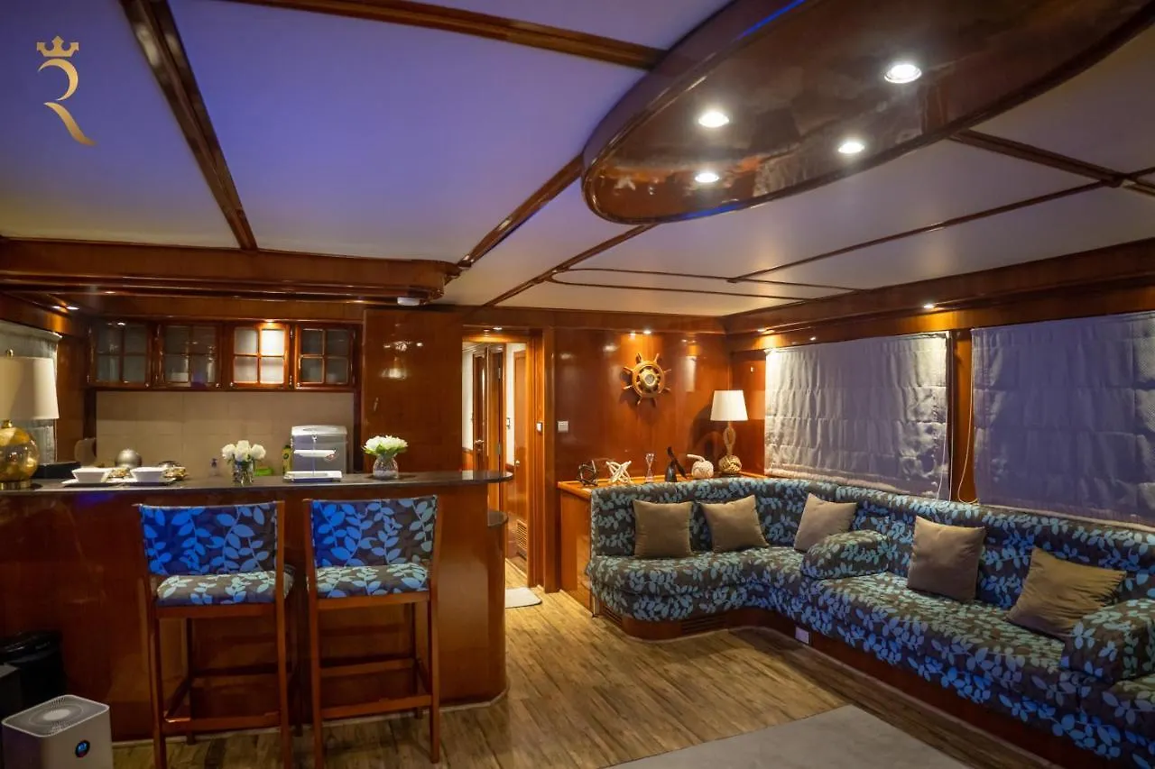 Апартаменты A Serene Getaway Loloa Pleasure Houseboat Абу-Даби