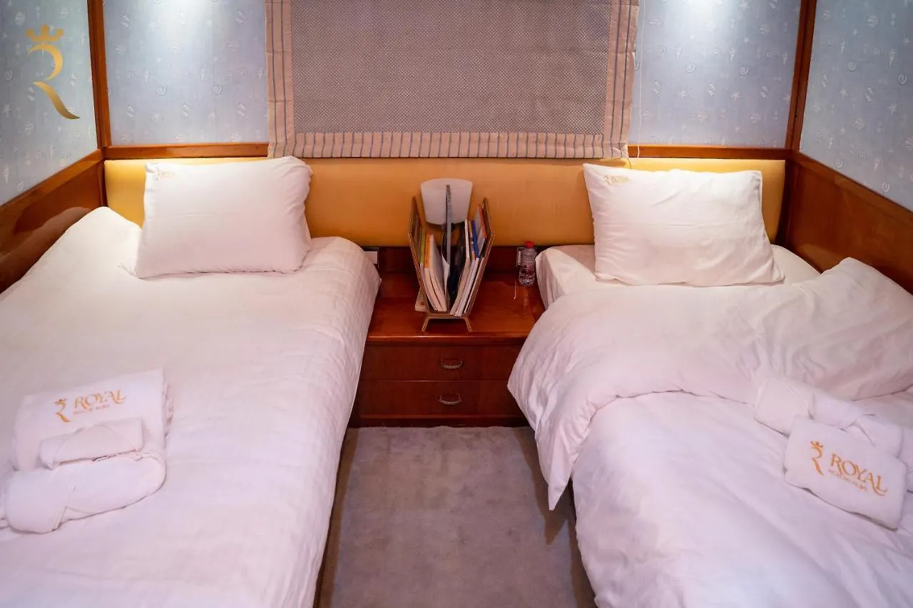 Апартаменты A Serene Getaway Loloa Pleasure Houseboat Абу-Даби