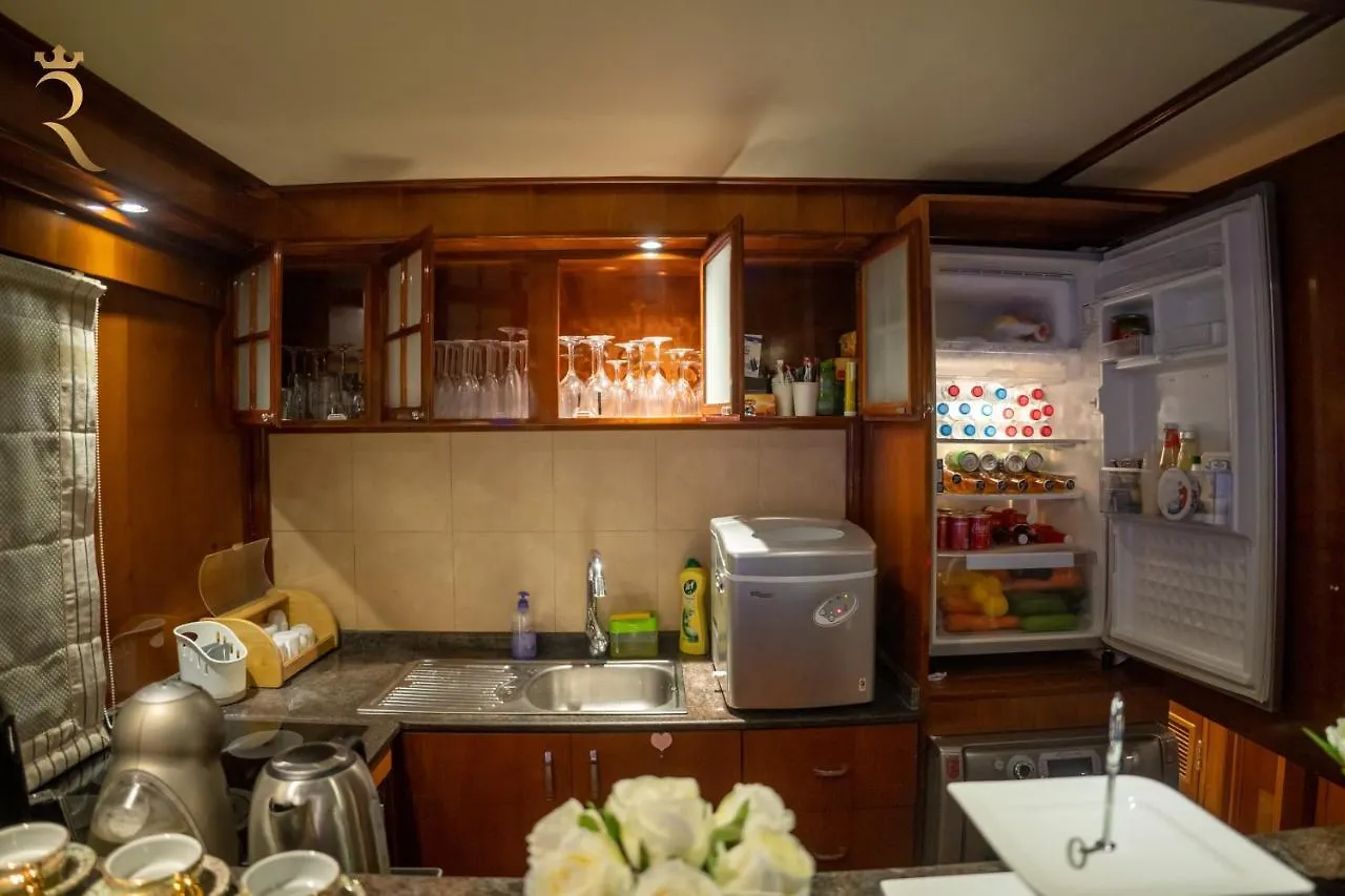 Апартаменты A Serene Getaway Loloa Pleasure Houseboat Абу-Даби