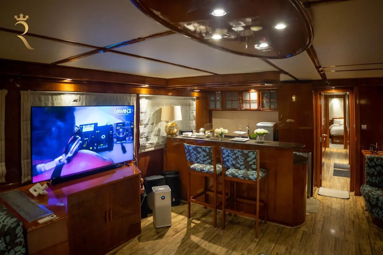 Апартаменты A Serene Getaway Loloa Pleasure Houseboat Абу-Даби