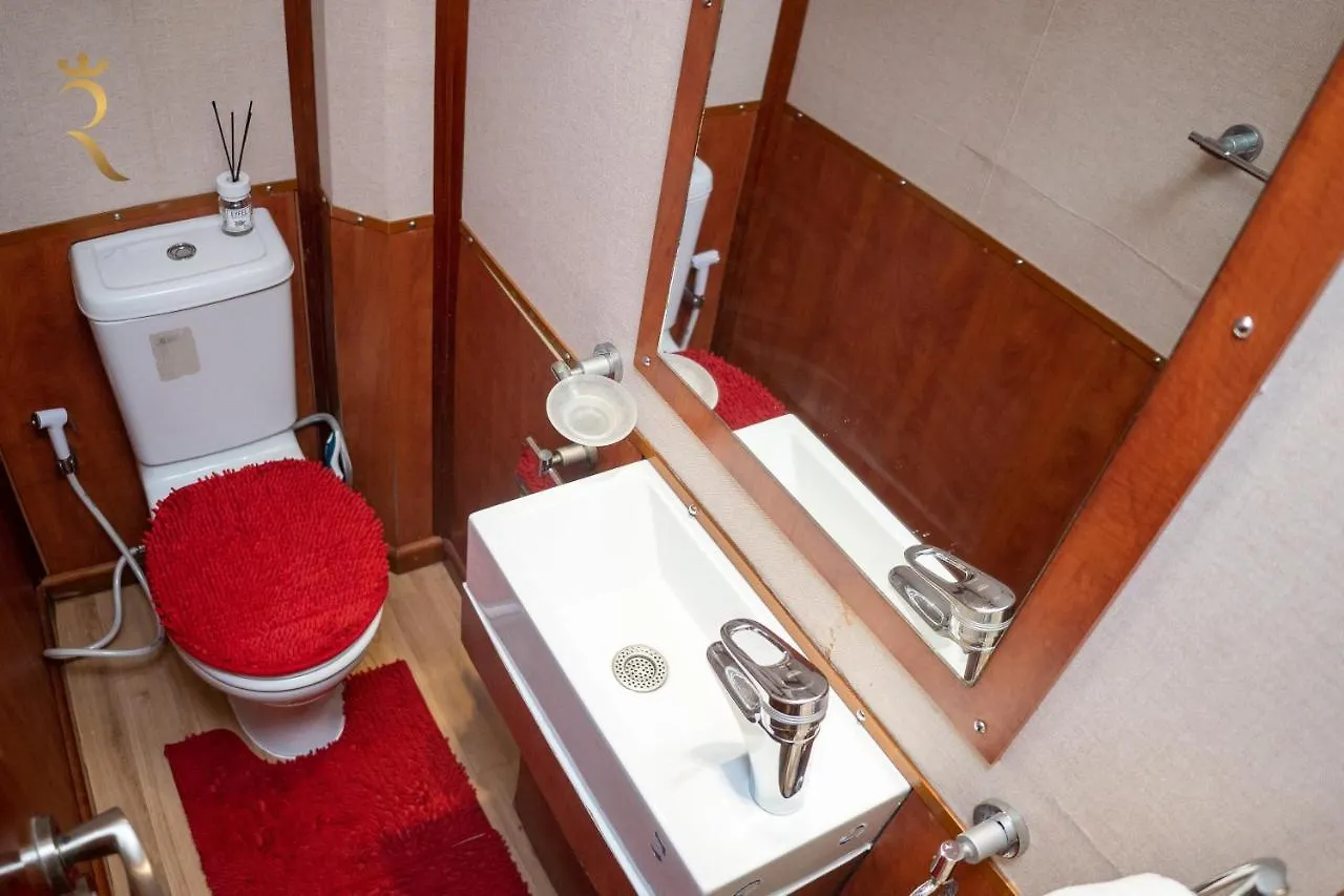 Апартаменты A Serene Getaway Loloa Pleasure Houseboat Абу-Даби ОАЭ