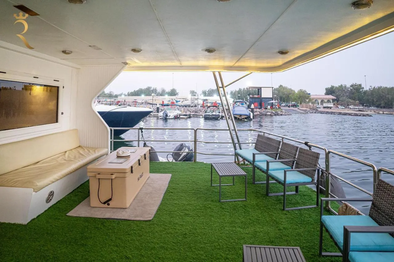 Апартаменты A Serene Getaway Loloa Pleasure Houseboat Абу-Даби