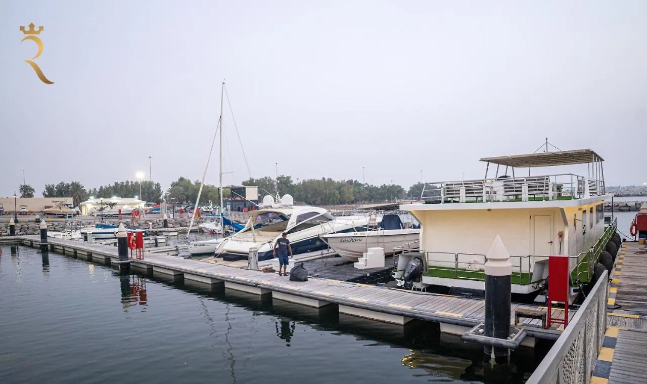 Апартаменты A Serene Getaway Loloa Pleasure Houseboat Абу-Даби