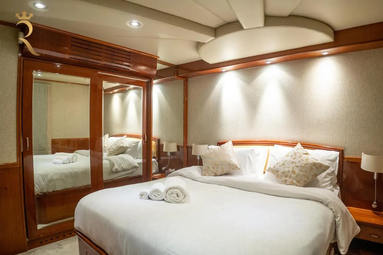 Апартаменты A Serene Getaway Loloa Pleasure Houseboat Абу-Даби
